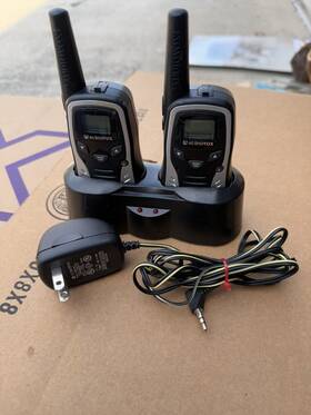 Omr56000 Audiovox Dual 2 Walkie Talkies Model With Charger Belt Clip Not Tested