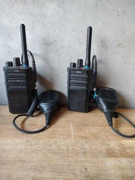 Axp505 Axiom 2 Uhf Radio With Microphones