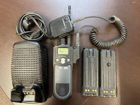 242-527b-840qe6 Ef Johnson Es Radio 700/800 Mhz With Charger Mic Two Batteries And Antenna Used