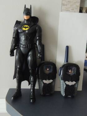 Bm-212 Ekids Batman Walkie Talkies With Lights Indoor/outdoor Walk And Talk Mc Farlane