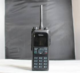 Bl2016 Hytera Pd8982 Ux 350-527mhz Digital Portable Radio With Antenna And Battery