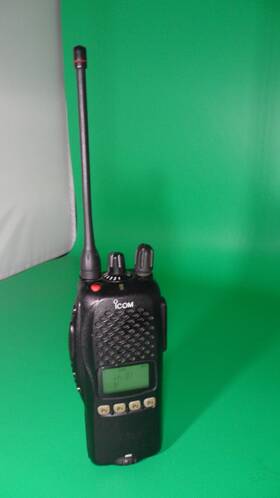 Ic-f40gs-2 Icom 40gs-2 Uhf 450-490mhz 16ch 4w Two Way Radio With Batt