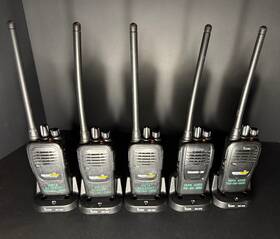 Bc1000v Icom Lot Of 5 Two Way Radio W Batteries And Charger Base No Cables