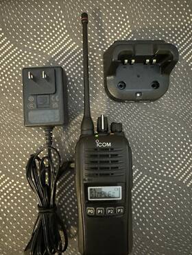 F2100ds Icom Digital Portable Radio Uhf 400 470mhz 128 Channels 8 Zones 5 Watts