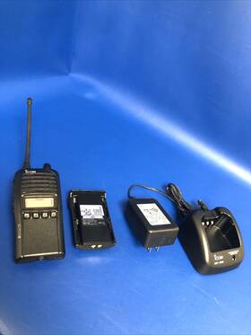 Ic-f4031s Icom Ic-f4031 Original Uhf Two Way Portable Radio With Battery And Charger