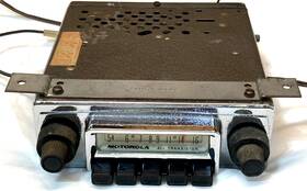 7b543280 Motorola 520t All Transistor Am Radio With Knobs And Mounting Bracket
