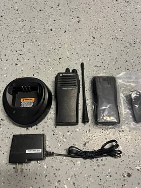 Motorola Aa50rdc9aa1an Cp200 2-way Uhf Radio 4 Ch With Accessories And New Batt