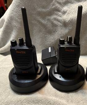 Aah84rcsjaa2an Motorola Aa84rcj8aa2an Lot Of 2 Bpr40 16ch 4 Watt Uhf Radio S And Charger