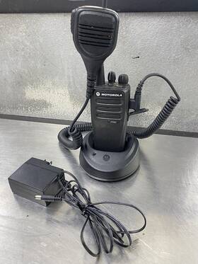 Aah010dc9jazan Motorola Euc Cp200d Uhf 403-470mhz Two Way Radio W Mic Charger