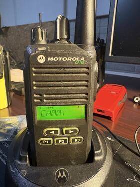 Motorola Aah03rdf5aa7an Cp185 Uhf Portable Radio With Battery/charger