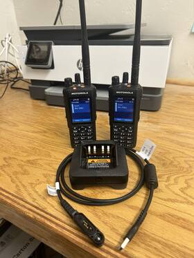 Aah06jdn9wa1an Motorola 2x R7 1000 Channel Uhf/vhf Digital 2-way Radios