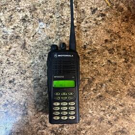 Aah25uch6g6an Motorola Mtx8250 Two Way Radio With Battery
