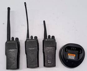 Aah50 Motorola Lot Of 3 Radius Cp200 Radio With Charging Base
