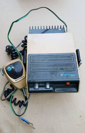 D24tra3000bk Motorola Maxar - Uhf Two Way Radio With Microphone As Is For Parts Only