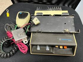 D24tra6300ck Motorola Maxar Radio With Microphone Mount And Power Cord. Model