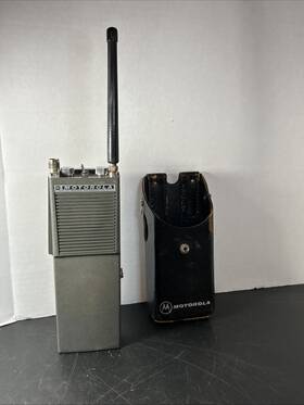 H23dcn-1134bw Motorola Handie-talkie Fm Radiophone. Model With Case. Untested