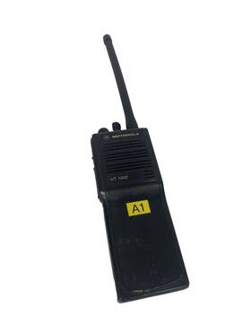 Motorola Ho1kdc9aa2an Ht1000 Vhf 16ch 136-174mhz With Battery Used See Descript