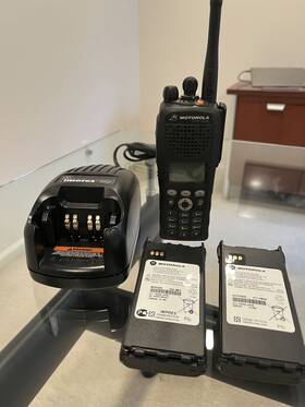 Ht2500 Motorola Uhf Charger And Extra Batteries
