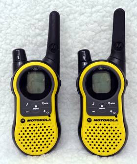Kem-p29803-3 Motorola Pair Yellow Walkie-talkes With Belt Clip #kem-p29803-3
