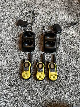 Motorola Mh220r Two Way Radois With 2 Bases Lot Of 3 Radios