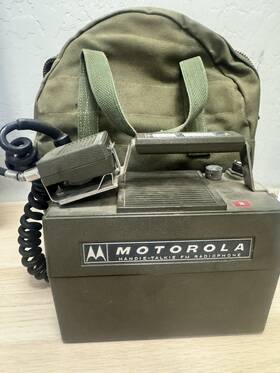 P21ddc-1100am Motorola Vintage Handie-talkie Military Radio With Bag - Non Working