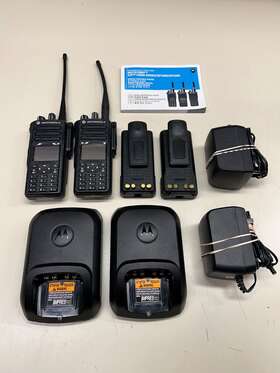 P8660 Motorola 2 Digital Mototrbo Two Way Radios Xir With Chargers Batteries Nice