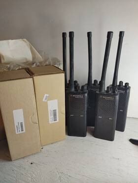 P93zrc90c2aa Motorola Lot Of X5 P1225 Vhf Handheld Radio With New Vehicle Chargers
