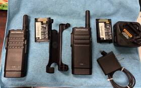 Motorola Pmu0336b8aaana Sl300 Portable Two-way Radios Black With Batteries And Charging Cradle