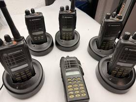 Motorola Pmue1407a Handie-talkie Portable Two-way Radios Lot Of 6 With 5 Chargers
