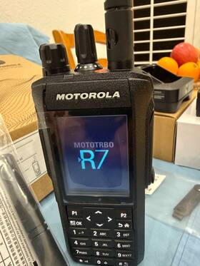 Pmue5724cab Motorola Mototrbo R7 Uhf Na Enabled - Premium Features Fkp/fpp Aes