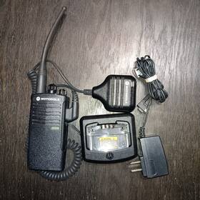Motorola Rdu4100bkn98a Two Way Radio Working Condition. With Charger And Battery - Read