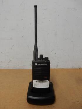 Ru4100bkn9b Motorola Two Way Radio With Charging Station - No Ac Adapter