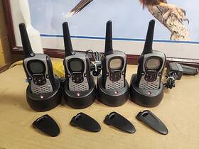 10a05 Radioshack Lot 4 Radio Shack 2 Way Radios And Charging Bases Belt Clips. Works See Below