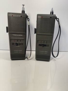 21-1611 Realistic 2 Trc-89 Walkie Talkies 3 Channels Model Vintage Used Parts