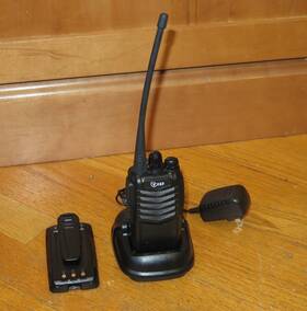 Td-v30 Tid 400-470mhz Walkie Talkie Radio And Charger With 2 Batteries