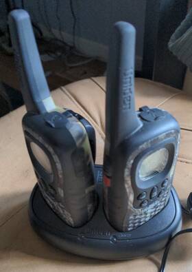 Gmr895-2 Uniden Two Way Radios Walkie Talkies Set Of 2 Charger Camo Tested